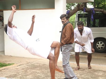 உதைன்னா உதை... இது கவுண்டமணி உதை!