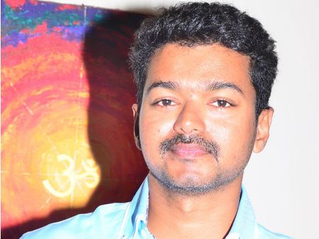 ட்விட்டரில் விஜயைக் கலாய்த்து கடுப்பேற்றும் அஜீத் ரசிகர்கள்