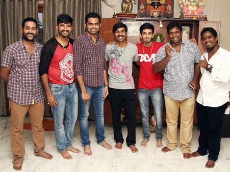 மாரி வசூலால் குஷி.. குழுவினருக்கு தங்கச் சங்கிலி பரிசளித்த தனுஷ்!