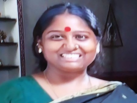 இந்தம்மாவுக்கு என்ன மைக் தொண்டையா.. பேசுனா 9 ஊருக்கு கேக்குதேய்யா...!