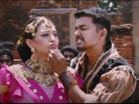 புலி டிரெய்லரும்.. புல்லரிக்க வைக்கும் டிவிட்டர் கமெண்டுகளும்