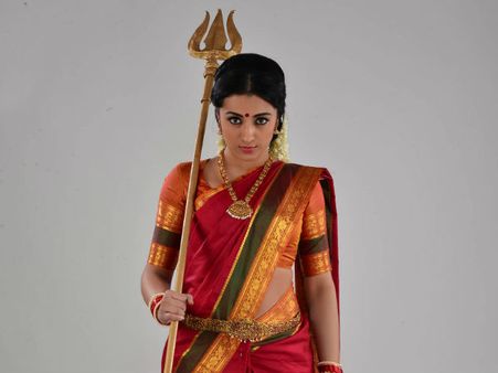 பாட்டுப் பாடும் த்ரிஷா பேய்.. இது நாயகி கலாட்டா!