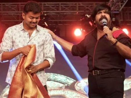 புலி, புலி, புலின்னு பொங்கிய டி.ஆர்.: சால்வையை போர்த்தி 'ஆஃப்' செய்த விஜய்