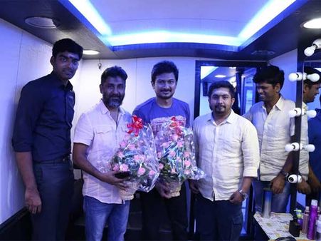 உதயநிதிக்கு கிடைக்காத சந்தானம் கால்ஷீட்... 'உள்ளே வந்தார்' விவேக்!