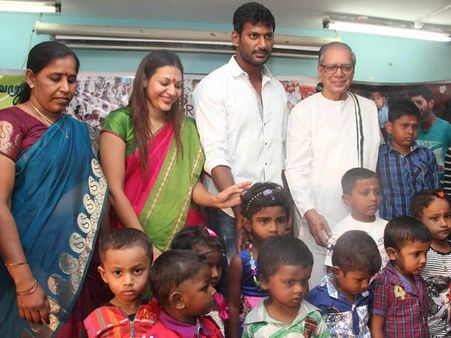 முகாமில் இலங்கை அகதிகளுடன் பிறந்த நாள் கொண்டாடிய விஷால்!