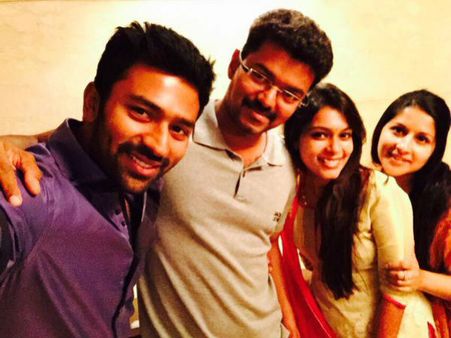 புதுமணத் தம்பதி சாந்தனு - கீர்த்திக்கு விருந்தளித்து மகிழ்ந்த விஜய்
