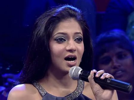 லோஹிப், ஸ்லீவ் லெஸ்… கண்ணை கூச வைக்கும் தொகுப்பாளினிகள்… கொஞ்சம் கவனிங்க பாஸ்