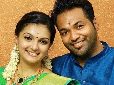 திருமதியானார் நடிகை சரண்யா மோகன்... சினிமாவை விட்டு விலக முடிவு