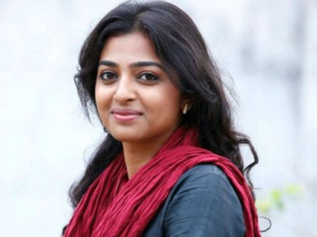 லண்டனில் கணவருடன் பிறந்த நாள் கொண்டாடிய கபாலி நாயகி!