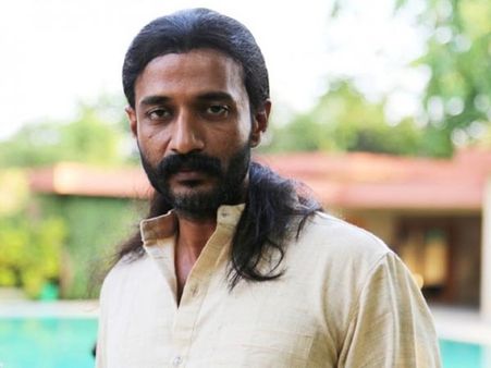 யாத்ரீகனுக்காக தலையை மழித்து, காவி உடை அணிந்த கிஷோர்!