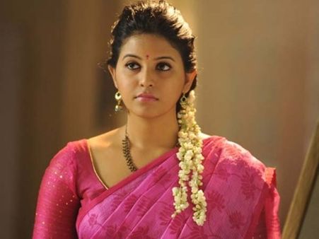 தெரியலேன்னா எதுக்கு தப்புத் தப்பா எழுதறீங்க?- கோபத்தில் அஞ்சலி