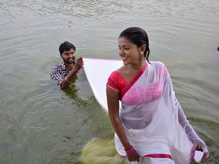 எலியும் பூனையுமாக ஊரு... நகமும் சதையுமாக ஒரு காதல் ஜோடி!