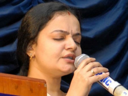 பிரபல மலையாளப் பின்னணிப் பாடகி ராதிகா திலக் புற்றுநோயால் மரணம்