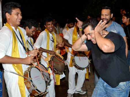 கணபதி பப்பா மோரியா: விநாயகர் சதுர்த்தி கொண்டாட்டத்தில் ஆடிய சல்மான், ஷில்பா