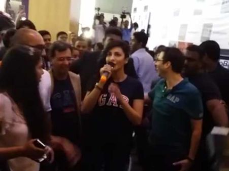 சேலத்தைத் தூக்கிச் சாப்பிட்ட பெங்களூரு... ஸ்ருதிஹாசனை மொய்த்தெடுத்த ரசிகர்கள்!