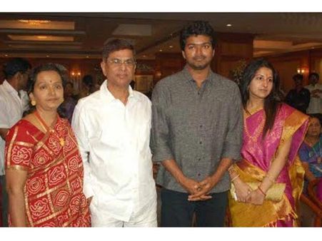 குடும்பத்தோடு புலி படம் பார்த்த விஜய்