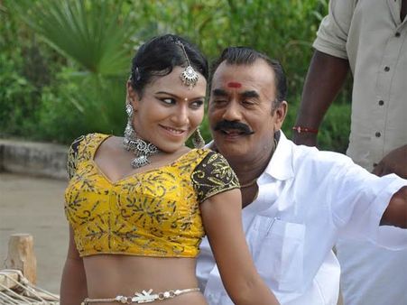 'புதுசா தினுசா மாம்பழம் பாரு... அதைப் பறிச்சி கசக்கி ஜூஸைப் போடு' -இது வில்லன் பாட்டு!