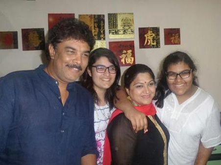 45 வது பிறந்தநாளை உறவினர்கள், நண்பர்களுடன் கொண்டாடி மகிழ்ந்த 