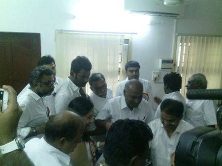 நடிகர் சங்க தேர்தல்: நாசர், கார்த்தி, விஷால் வேட்புமனு தாக்கல்- சரத் அணிக்கு எதிராக களமிறங்கியது!!