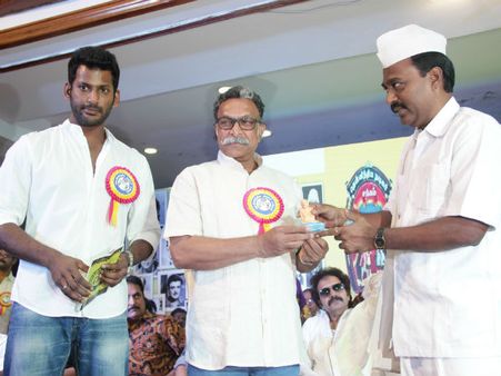 நடிகர் சங்க நிலம் மீட்பு; சின்னத்திரை தொடர் தயாரிப்பு- 42 வாக்குறுதியுடன் விஷால் அணி தேர்தல் அறிக்கை