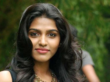 கபாலியில் ரஜினி மகளாக நடித்தது நான் பெற்ற பாக்கியம்!- 'ரஜினி ரசிகை' தன்ஷிகா