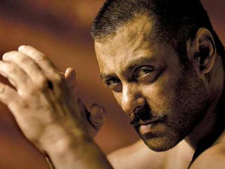 சுல்தான் பர்ஸ்ட் லுக் வெளியானது... அமீரின் டங்கல்க்கு டப் கொடுப்பாரா சல்மான்