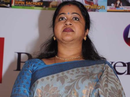 வெக்கமா இல்ல.. தூக்குல தொங்குங்க!- ராதிகா சரத்குமார்