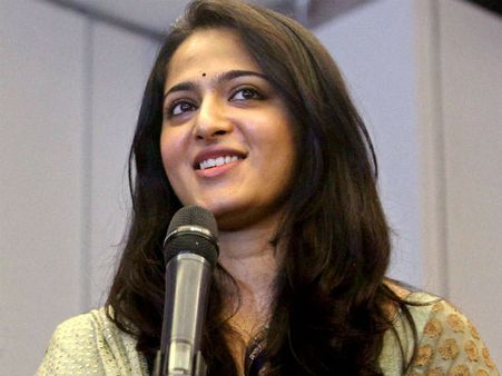 இ.இ.க்காக ஏற்றிய உடல் எடையை குறைக்க அமெரிக்கா பறந்த அனுஷ்கா