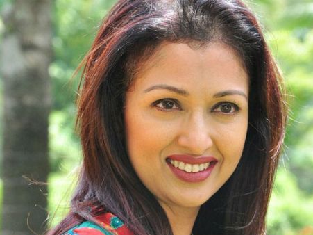 புன்னகையே மருந்து... கேன்சரோடு போராடி, வெற்றி பெற்ற திரைப் பிரபலங்கள்...!