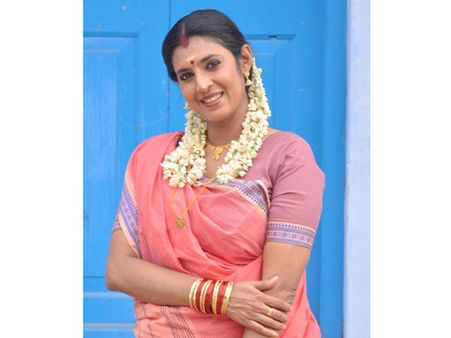 இணையத்தில் வைரலாகிறது... நடிகை கஸ்தூரியின் டாப்லெஸ் புகைப்படங்கள்