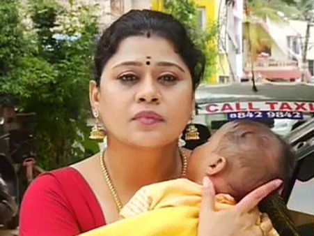 என்னதான் வேணும் இந்த ‘அம்மா’க்களுக்கு?