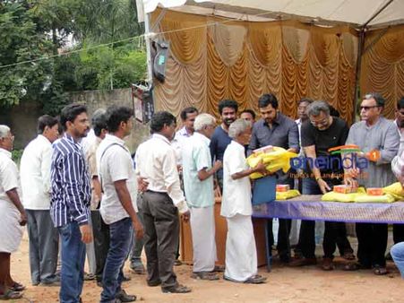 நடிகர்களுக்கு தீபாவளிப் பரிசு விநியோகம் தொடங்கியது!