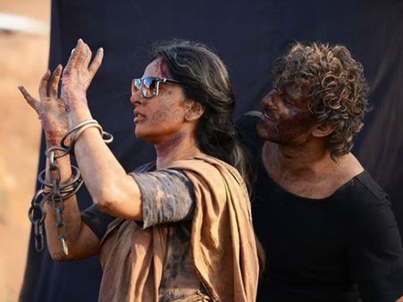 கூலிங் கிளாஸ் அணிந்த “தேவசேனா”... வித்தியாசமான போட்டோவை வெளியிட்ட ‘காதலன்’ பாகுபலி!