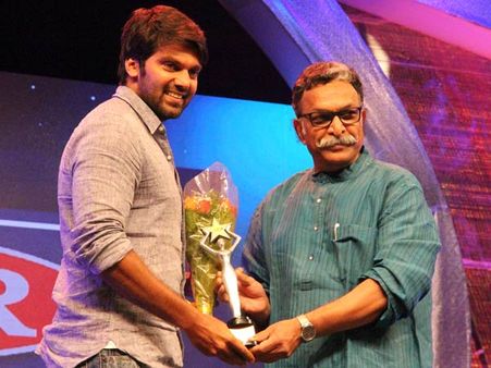 புதுயுகம் டிவியில் தாமஸ் எடிசன் விருது... ஆர்யா, நாசருக்கு விருது வழங்கி கவுரவம்