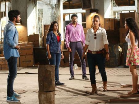 கரையோரம்... சிம்ரனை அடித்த இனியா!