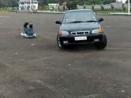 கார் ஒத்திகைக் காட்சி... மயிரிழையில் உயிர்தப்பிய பிரபல இயக்குனர்