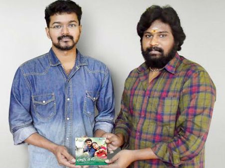 பிஸியான ஷூட்டிங்குக்கு இடையிலும் 'அஞ்சல' சிடியை வெளியிட்டு வாழ்த்திய விஜய்!