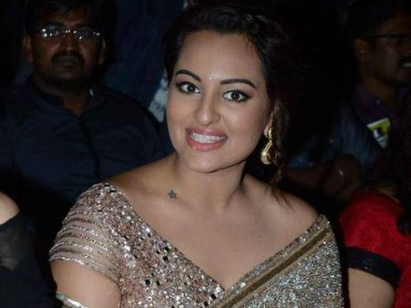 ஆடை வடிவமைப்பாளர், நடிகை, பாடகி.... விதவித அவதாரங்களில் ஜொலிக்கும் சோனாக்ஷி சின்ஹா