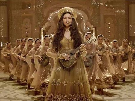 கணவனுடன் மனைவிகள் டான்ஸ் ஆடுவது தப்பு.. பாலிவுட் படத்துக்கு இந்து அமைப்பு எதிர்ப்பு!