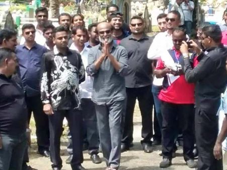 எல்லா ரசிகர்களுடனும் படமெடுக்க முடியவில்லையே...! - ரஜினி வேதனை