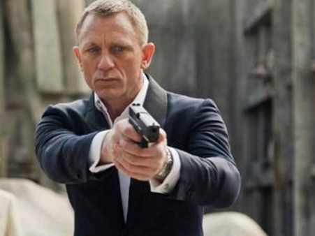 முத்தத்தில் கைவைத்தாலும் வசூலில் குறைவைக்காத ஸ்பெக்டர்