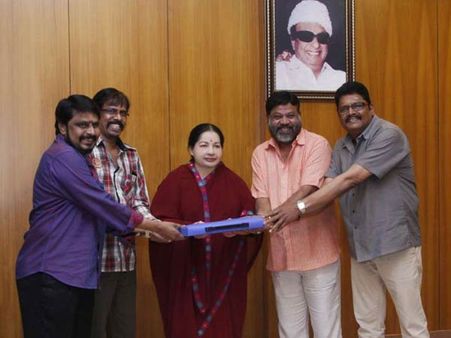 65 சினிமா இயக்குநர்கள், உதவி இயக்குநர்கள் உடல் தானம்... முதல்வரிடம் உறுதிப் பத்திரம் அளித்தனர்!