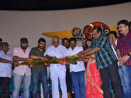 நிஜப் பாம்பு மேடையேறிய 'ஆடிய' விடாயுதம் இசை வெளியீட்டு விழா!