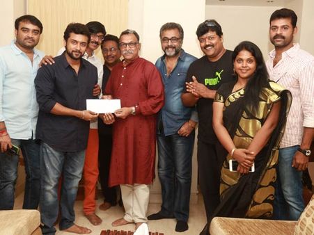 திரையுலகினரின் வெள்ள நிவாரண நிதிப் படலம் ஆரம்பம்... சூர்யா - கார்த்தி 25 லட்சம், விஷால் 10 லட்சம்!