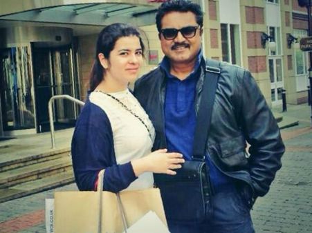 சரத்குமாரை வளர்ப்புத் தந்தையாக கருதவில்லை- ரயான் சரத்குமார்