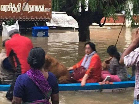 சென்னையில் வெள்ளத்தில் சிக்கித் தவித்த நடிகை லட்சுமி படகு மூலம் மீட்பு