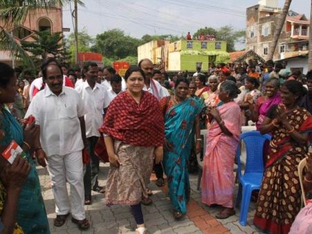 சென்னை மழை: வெள்ள நிவாரணப் பணிகளில்... மகளுடன் இணைந்து களமிறங்கிய குஷ்பூ