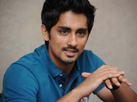 ஓடியோடி உதவும் ராசாக்களா, நீங்கள் டெட்டனஸ் ஊசி போட்டுக்கங்கப்பா: சித்தார்த் அறிவுரை