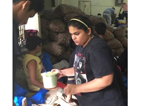 சென்னை மழை: தன்னார்வத் தொண்டு நிறுவனத்துடன் இணைந்து மக்களுக்கு உதவிய வித்யூலேகா