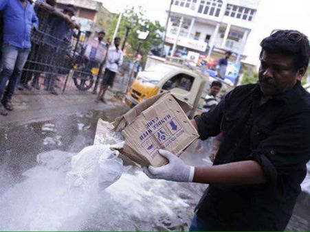 சென்னை மழை: மக்களின் உணவு, உடை மட்டுமின்றி..சுகாதாரத்திலும் அக்கறை காட்டிய பார்த்திபன்